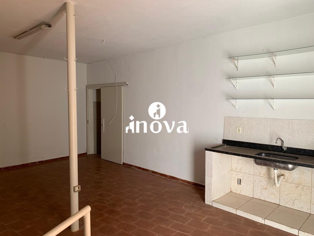 Casa Comercial à venda no Amoroso Costa: 