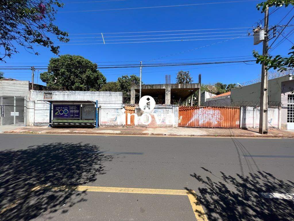 Terreno/Área à venda no Mercês: 