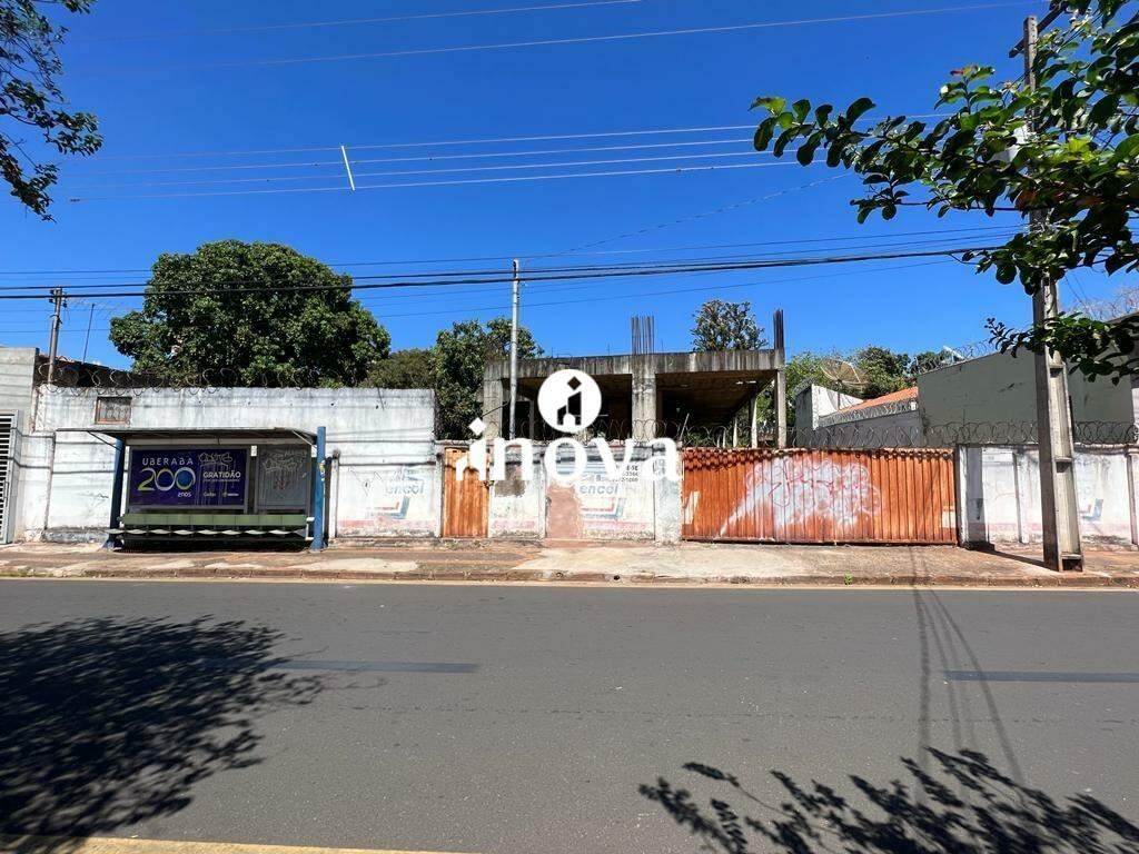 Terreno/Área à venda no Mercês: 