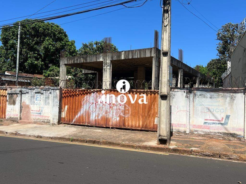 Terreno/Área à venda no Mercês: 