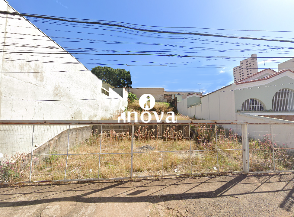 Terreno/Área à venda no Mercês: 