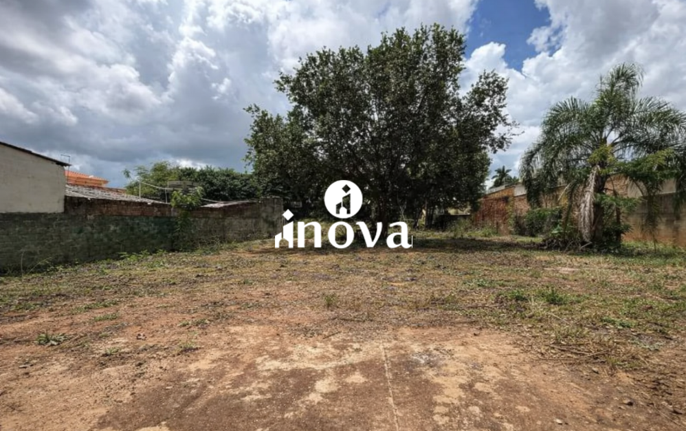 Terreno/Área à venda no Mercês: 