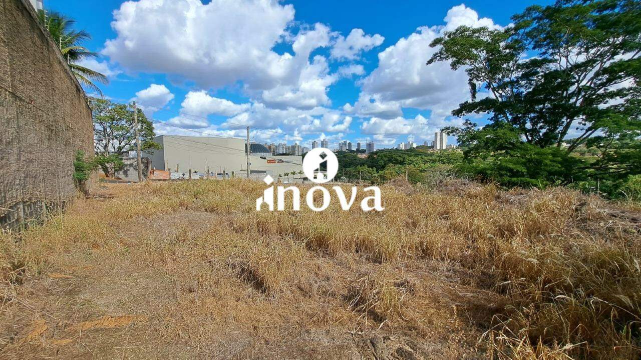 Terreno/Área à venda no Vila Militar: 