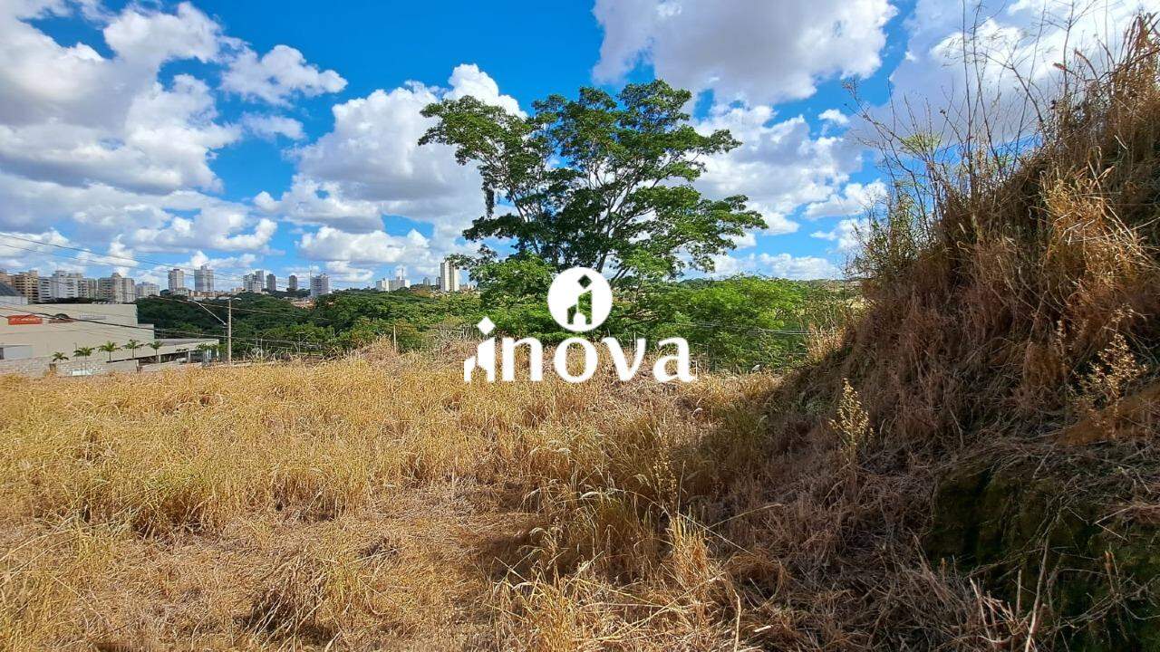 Terreno/Área à venda no Vila Militar: 