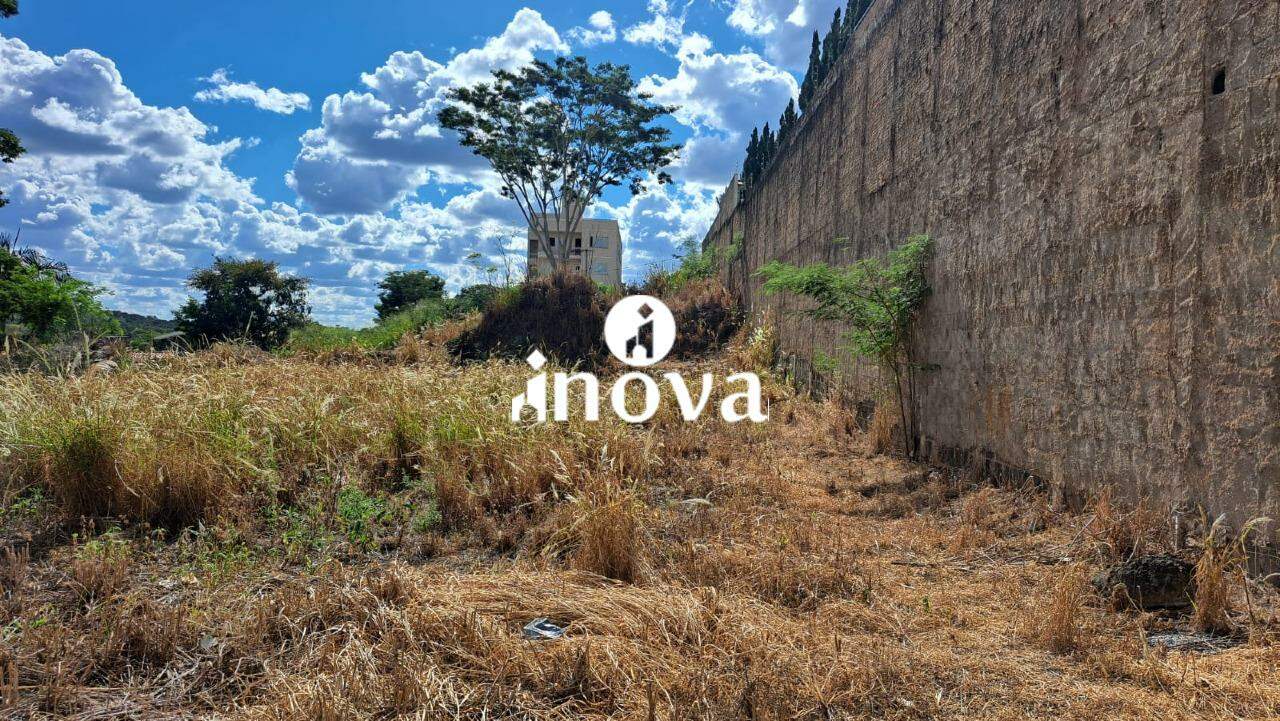 Terreno/Área à venda no Vila Militar: 