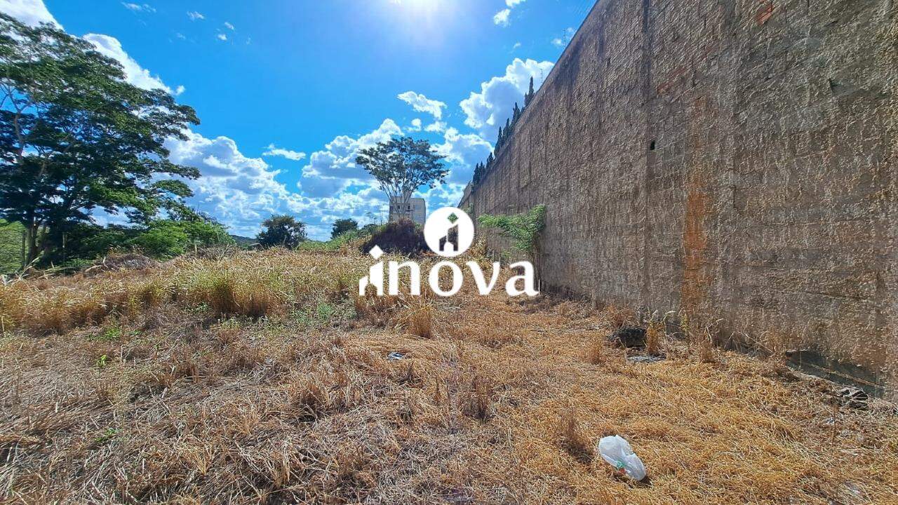 Terreno/Área à venda no Vila Militar: 