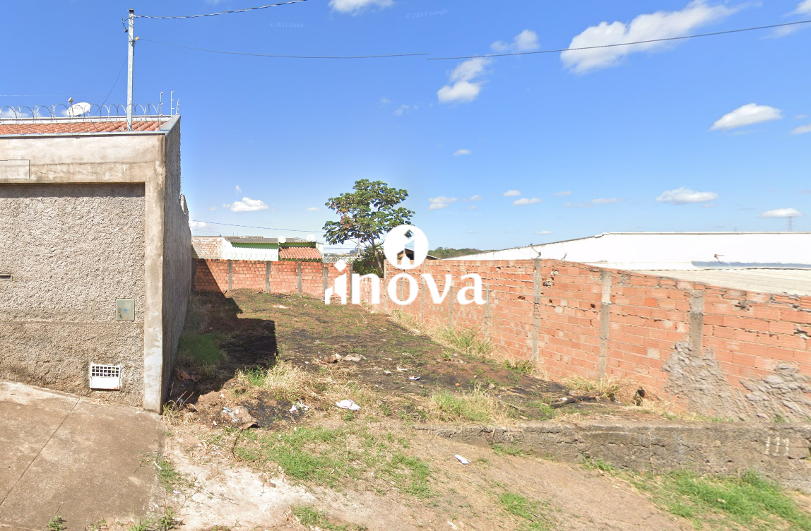 Terreno/Área à venda no Alfredo Freire III: 