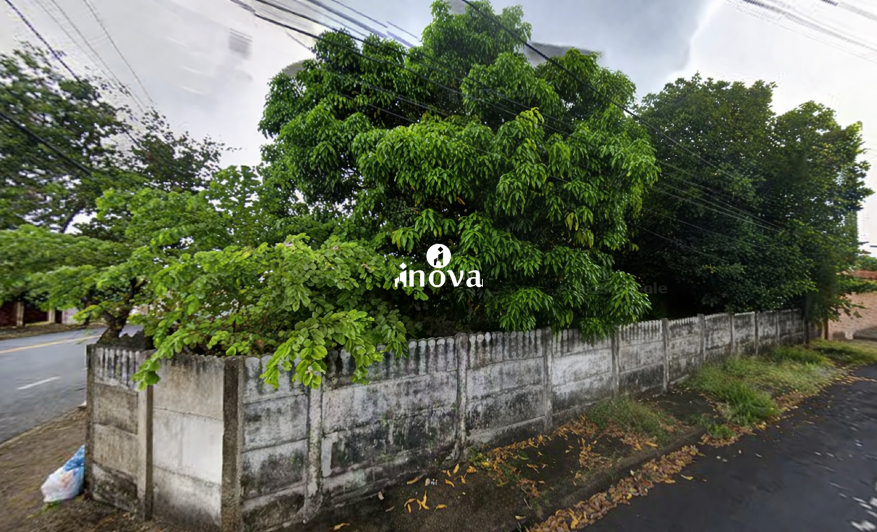 Terreno/Área à venda no Mercês: 