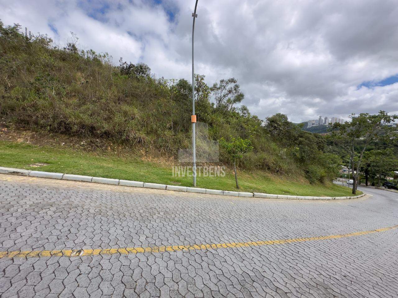 Lote em condomínio à venda no Vale dos Cristais: 
