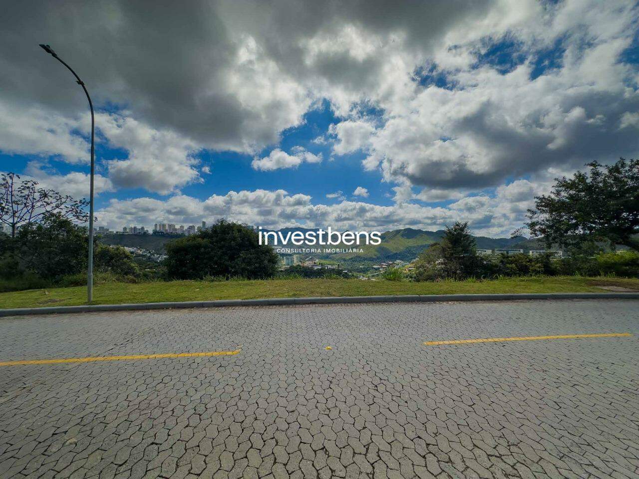 Lote em condomínio à venda no Vale dos Cristais: 