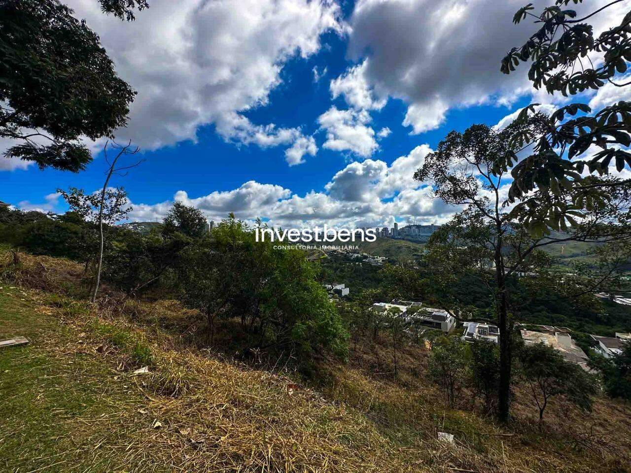 Lote em condomínio à venda no Vale dos Cristais: 
