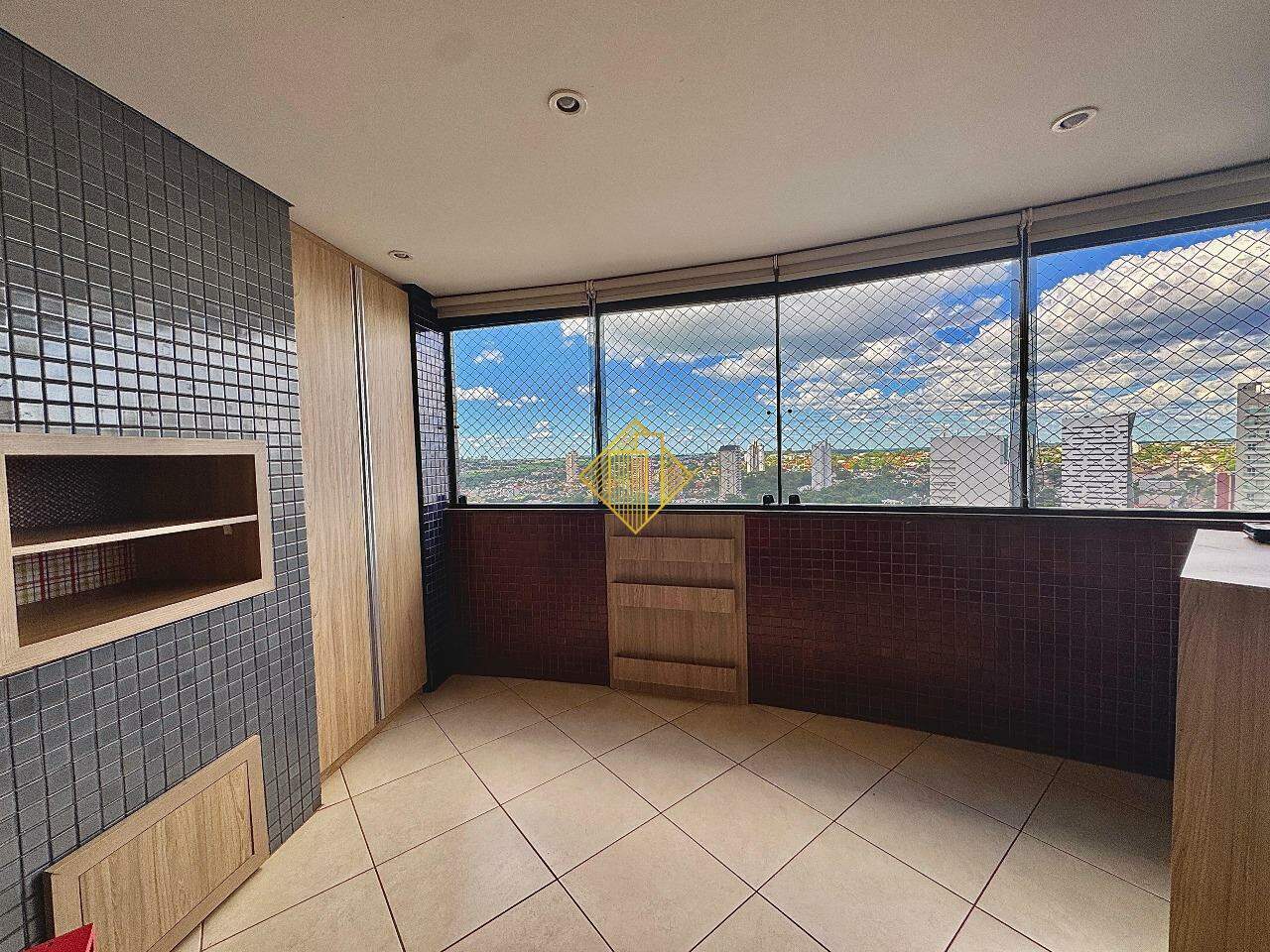 Apartamento para aluguel no Centro: Varanda com churrasqueira 