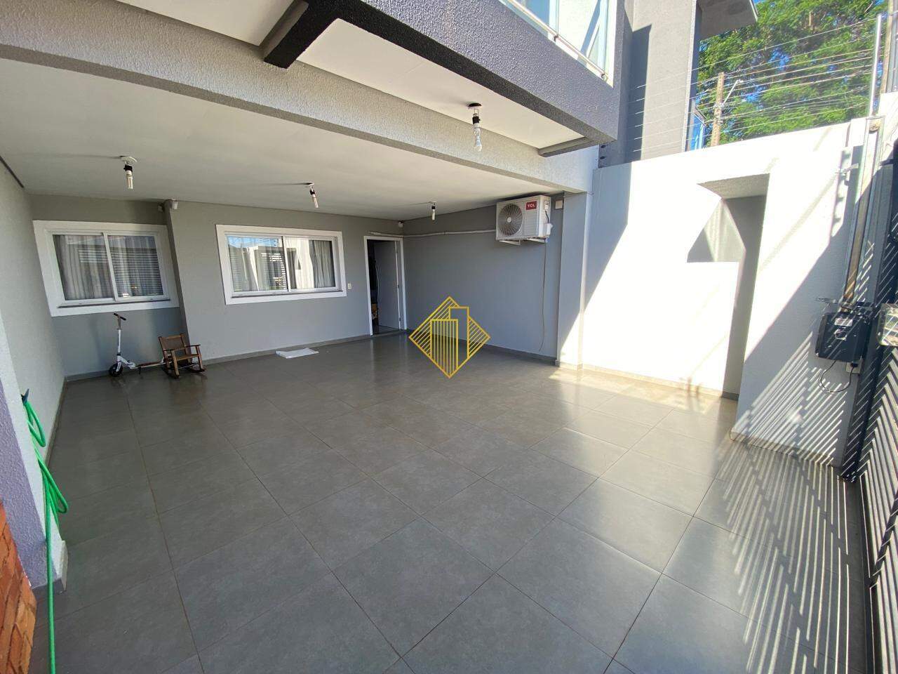 Sobrado à venda no Neva: Garagem para 2 carros