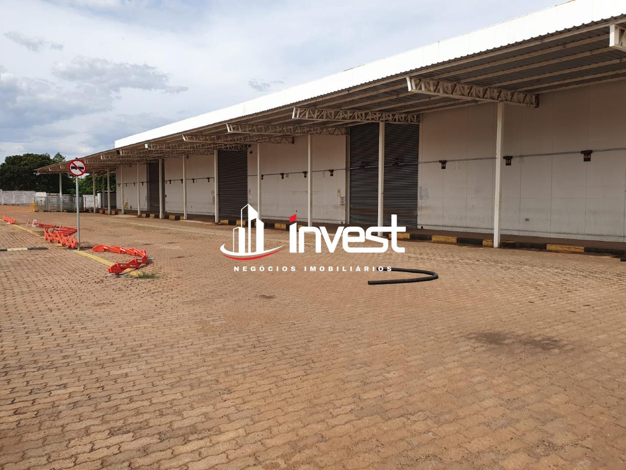 Galpão disponível para locação com 2.500 m² (área total 8.000 m²), 6 docas