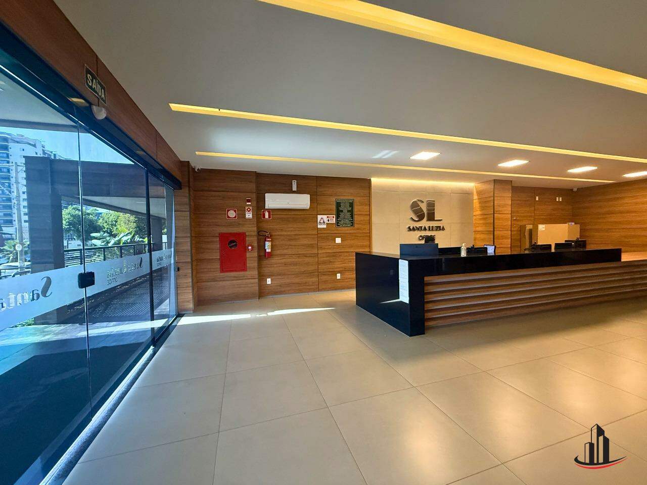 Sala para Locação. Edificio Imponente. Localização privilegiada. 1 banheiro. 1 sacada. 1 vaga coberta. Portaria. 3 elevadores.