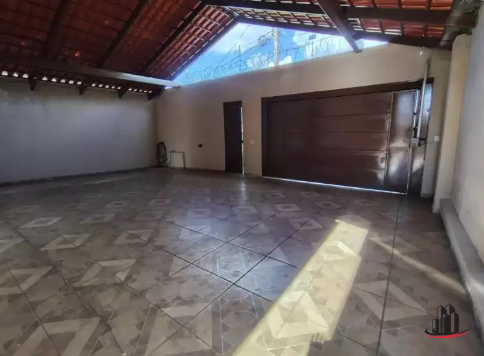 Excelente casa para Locação – Bairro Nenê Gomes I 02 quartos; sendo 03 vagas de garagem