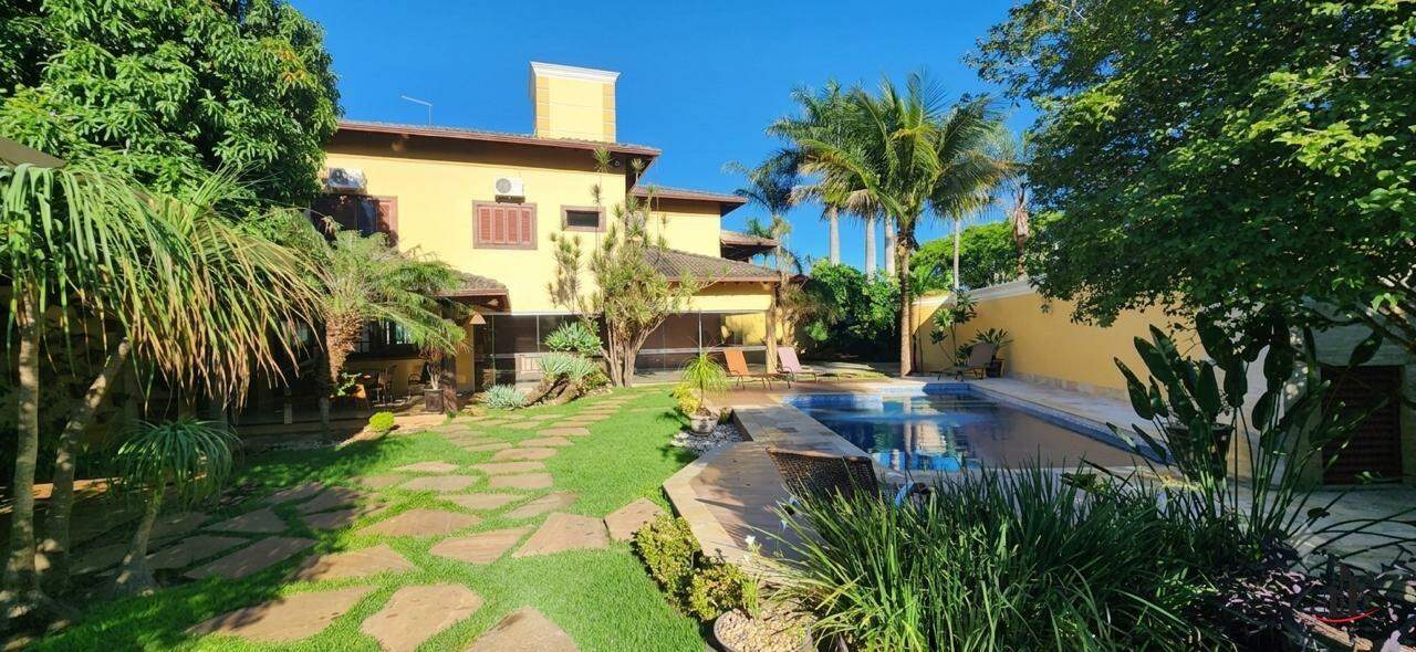Casa de Alto Padrão à venda no Residencial Estados Unidos, Porteira Fechada. 3 Suítes, Piscina, Área Gourmet, Garagem para 14 carros