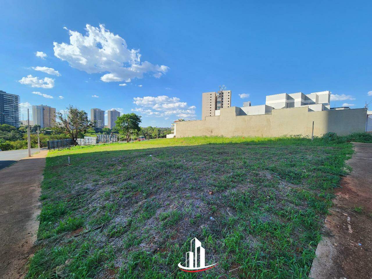 Oportunidade terreno de esquina com 622 m² no Jardim do Lago. 