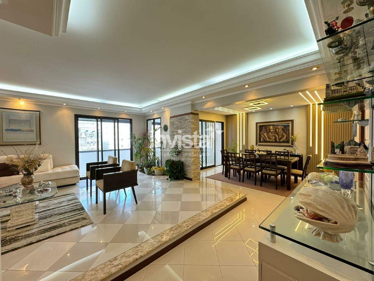 Comprar apartamento de três suítes, na quadra da praia, no Embaré!!!!