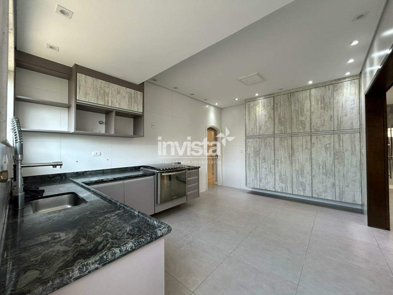 Casa Isolada com piscina , rodeada por jardim, reformada, 3 dormit&oacute;rios. - Santos
