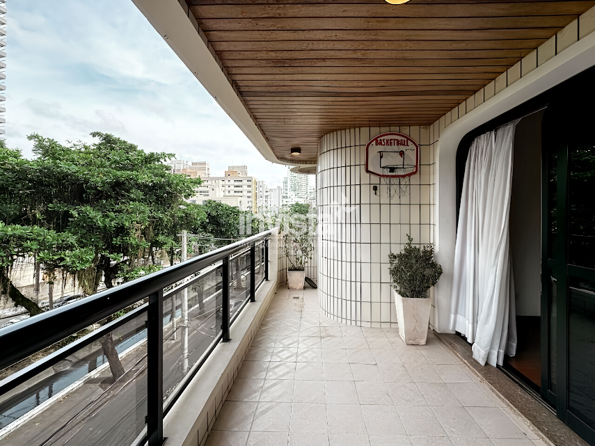 Apartamento em ótima localização na praia, vista e comércio em geral