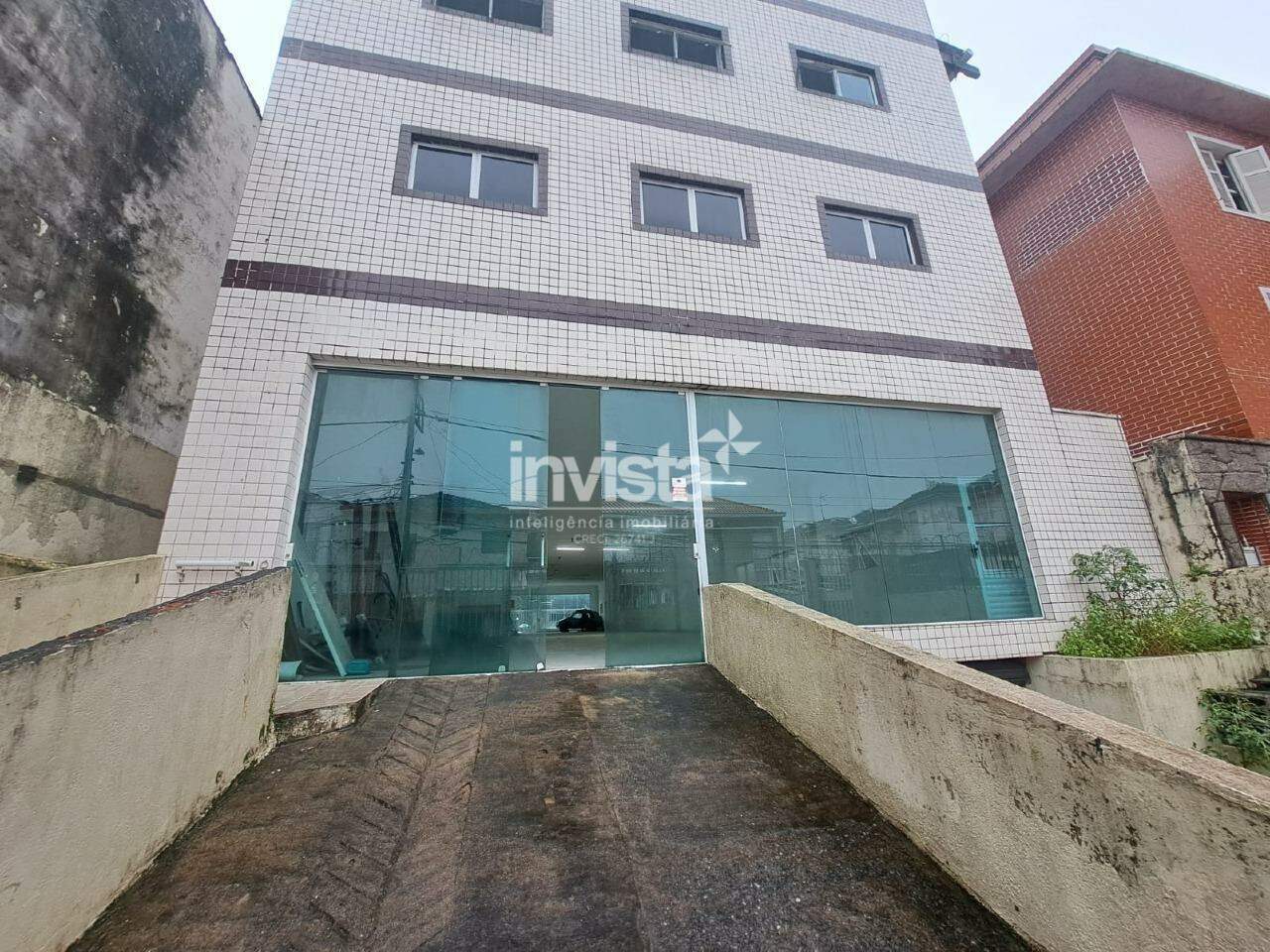 Loja comercial térrea disponível para locação.