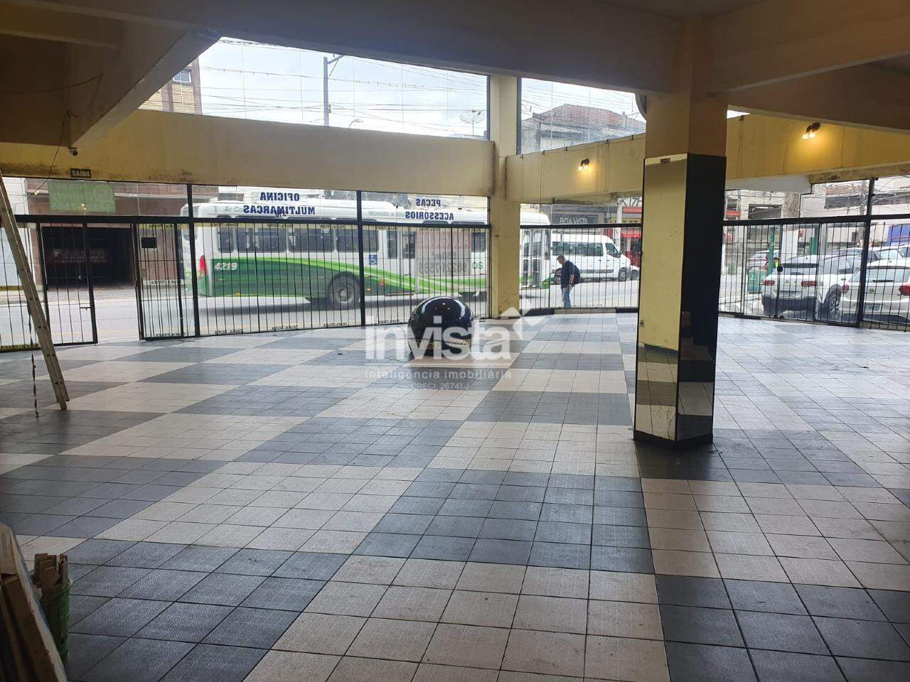 Loja/Ponto comercial de esquina com mezanino e fachada em vidros no Centro de Santos