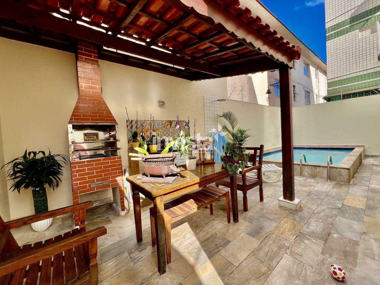 Sobreposta térrea, de 3 suítes, no Embaré!