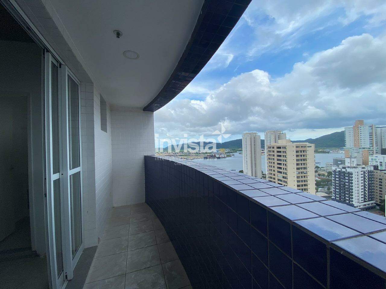 Sala comercial com vista para o mar