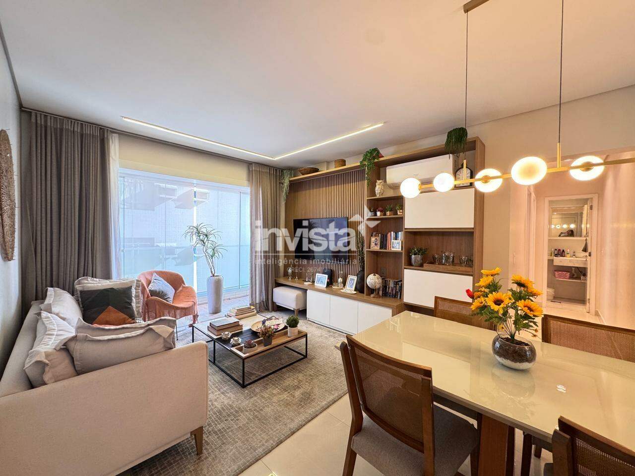 Todo decorado apenas 2 quadras da praia na Pompeia, 2 dormitórios, sendo 1 suíte.