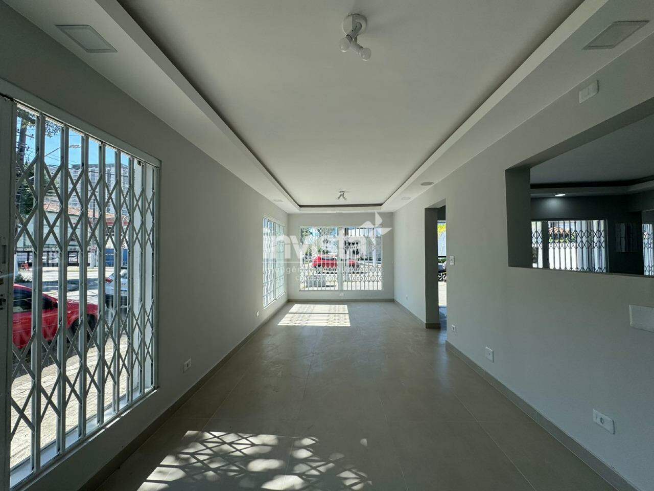 Excelente Casa Comercial de Esquina com 4 vagas de Estacionamento no bairro da Vila Mathias em Santos - Santos