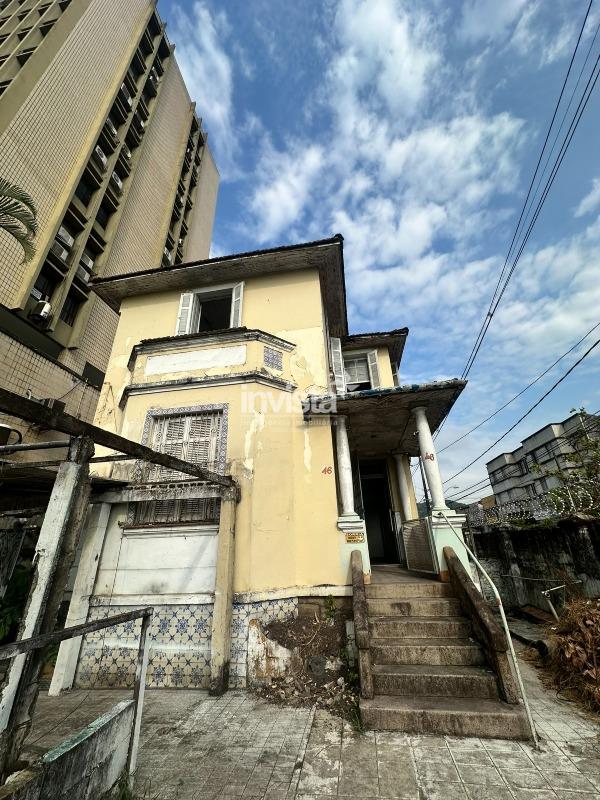 Casa de esquina na avenida Ana costa