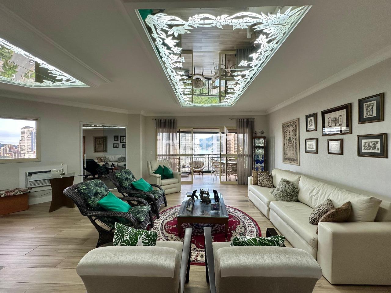 Amplo, reformado, Mobiliado e com Vista Livre para o Mar