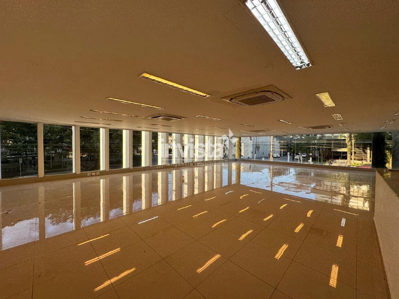 Loja para ALUGAR de ESQUINA com ESTACIONAMENTO na Avenida Ana Costa em SANTOS