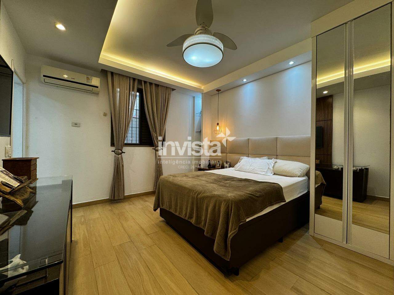 Casa sobreposta baixa espaçosa e mobiliada no Embaré