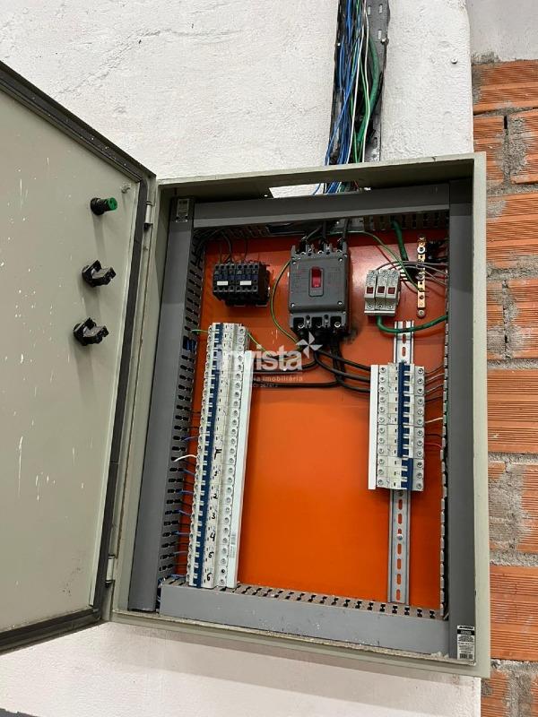 Galp&atilde;o Comercial para Aluguel | 600 m&sup2; no Valongo, Santos (R$ 22.000/m&ecirc;s) - Santos