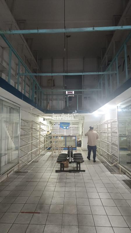 Loja t&eacute;rrea com mezanino no Centro de Santos - Santos