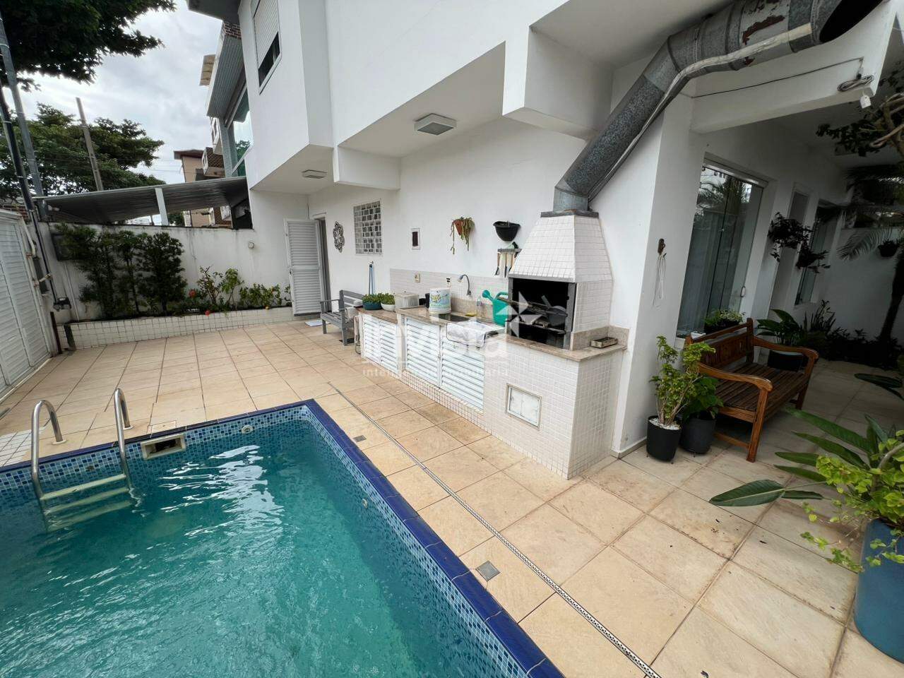 C&oacute;digo: 41256 R$ 1.800.000,00 Casa &agrave; venda no bairro Campo Grande 180 m&sup2; 3 quartos 2 vagas - Santos