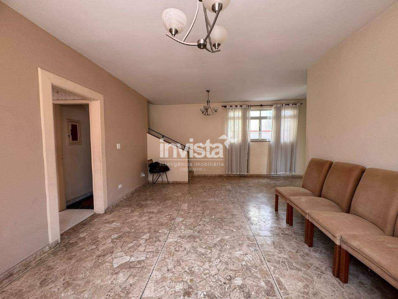 Sobrado 250m&sup2; (Frente) com 4 quartos e 3 vagas &mdash; Aluguel em Santos (Bairro Aparecida) - Santos