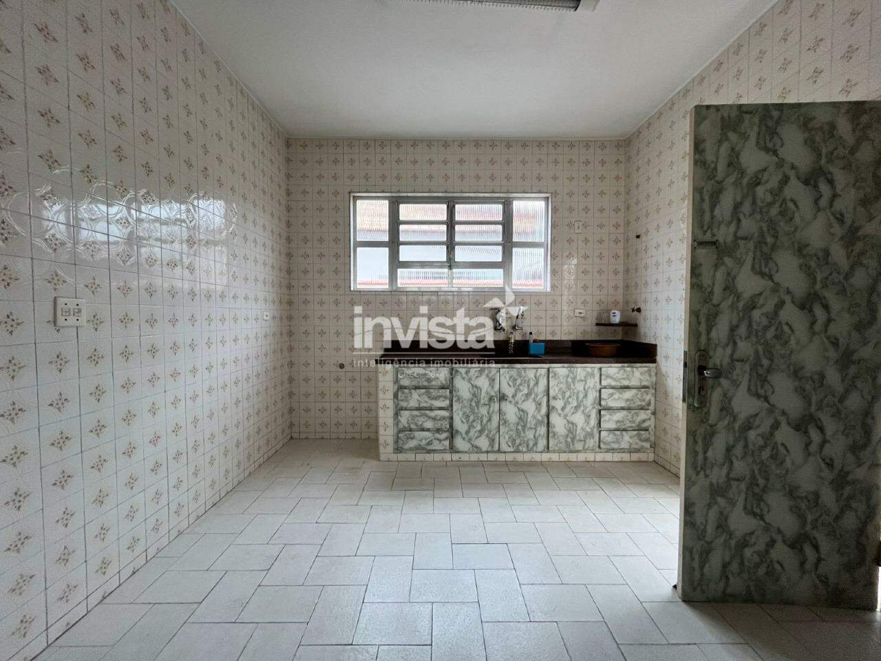 Sobrado 250m&sup2; (Frente) com 4 quartos e 3 vagas &mdash; Aluguel em Santos (Bairro Aparecida) - Santos