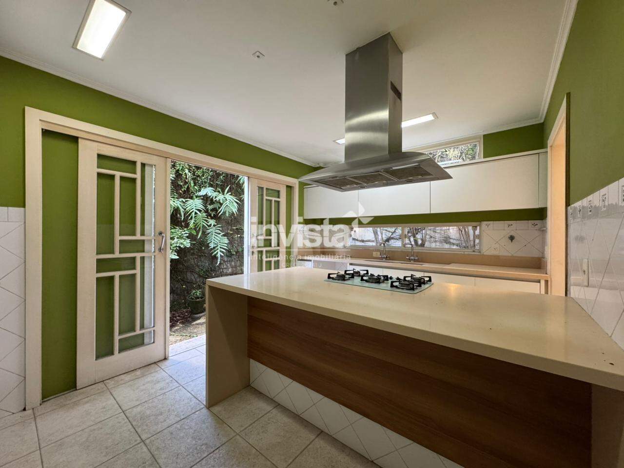 Casa para alugar em Santos-SP no bairro Gonzaga, com 3 dormit&oacute;rios e 216m&sup2; - Santos