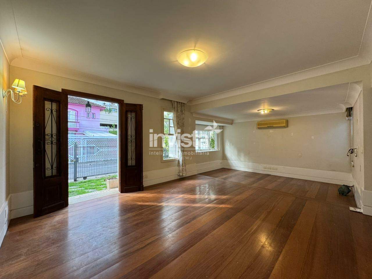 C&oacute;digo: 41706 R$ 17.880,00 Casa para alugar em Santos-SP no bairro Gonzaga, com 3 dormit&oacute;rios e 216m&sup2; 216 m&sup2; 3 quartos 2 vagas - Santos