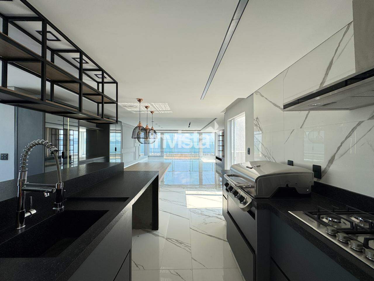 Cobertura Linear Exclusiva na Orla de Santos ( 3 suítes + escritório ).