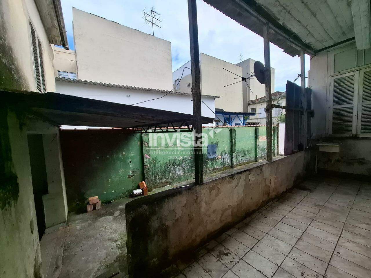 Casa &agrave; venda em Santos-SP no bairro Encruzilhada, com 3 dormit&oacute;rios e 252m&sup2; - Santos