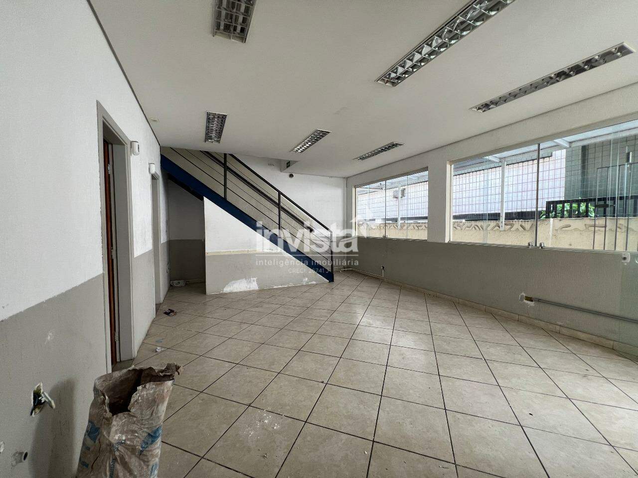 Pr&eacute;dio Comercial Imponente com 3 Andares e Fachada Envidra&ccedil;ada - Santos