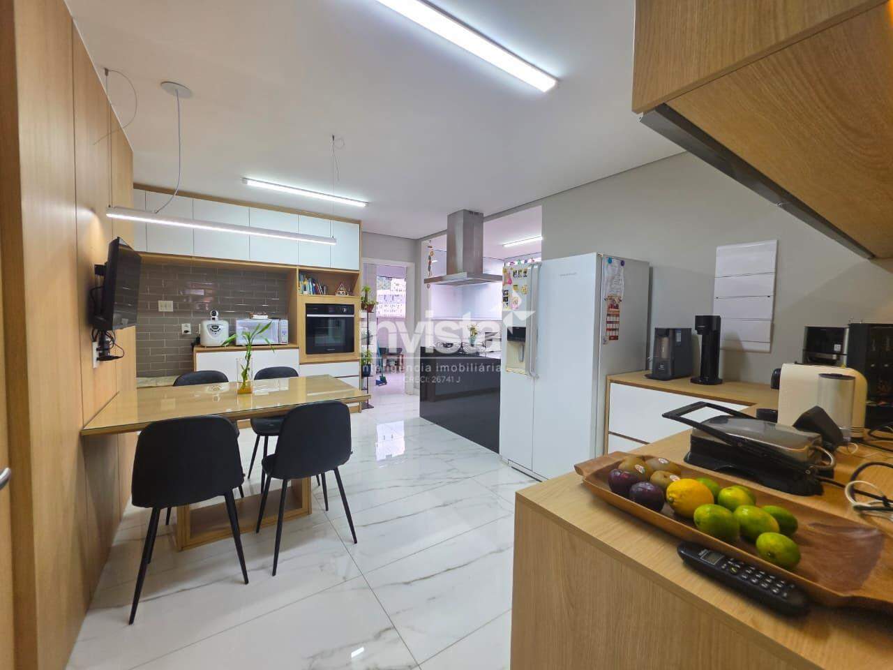 Apartamento amplo, reformado e sofisticado &agrave; venda 185m&sup2; | 3 dormit&oacute;rios | 2 su&iacute;tes em Santos - Santos