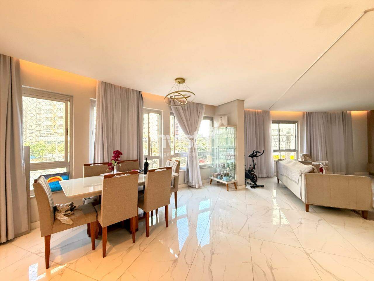 Apartamento 3 dormit&oacute;rios (1 su&iacute;te), 164m&sup2; na Pomp&eacute;ia &ndash; Frente, vista mar, 1 vaga &ndash; Santos/SP - Santos