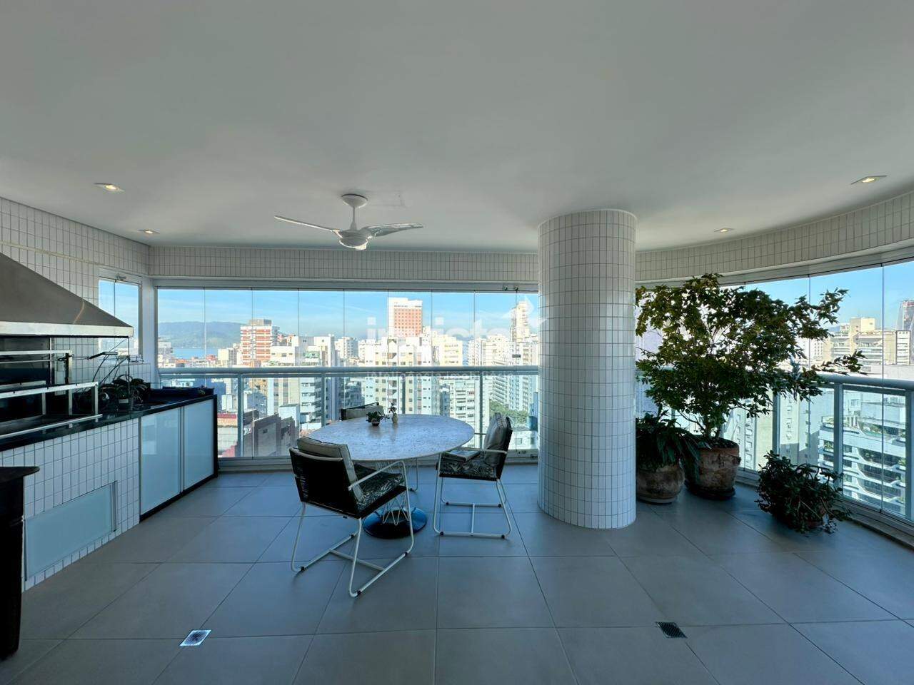 C&oacute;digo: 42902 R$ 3.400.000,00 Apartamento &agrave; venda em Santos-SP no bairro Boqueir&atilde;o, com 3 dormit&oacute;rios e 184m&sup2; 184 m&sup2; 3 quartos 3 vagas - Santos