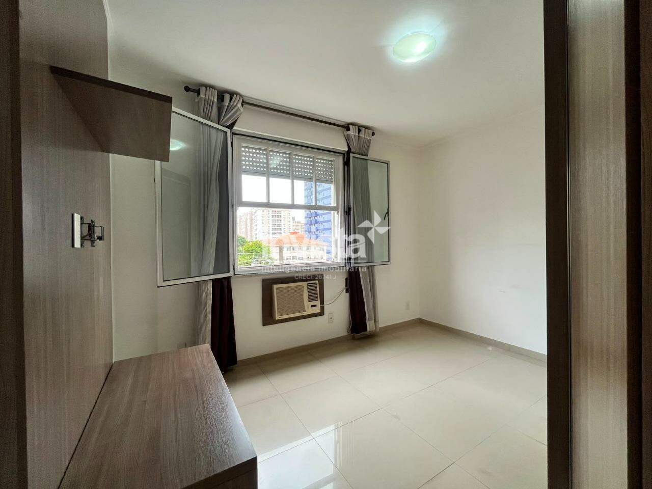 APARTAMENTO SEMI MOBILIADO NO EMBAR&Eacute; &ndash; 2 DORMIT&Oacute;RIOS E DEPENDENCIA COMPLETA - Santos