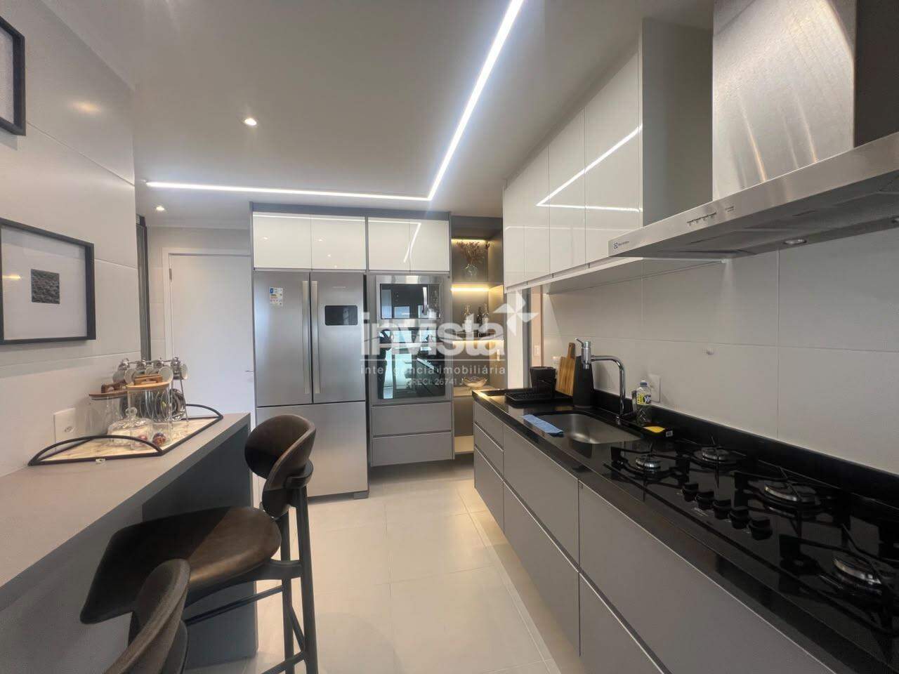 Aluguel de apartamento 3 su&iacute;tes em Gonzaga, Santos. 122 m&sup2;, 2 vagas, lazer completo, portaria 24h e localiza&ccedil;&atilde;o privilegiada. - Santos